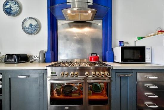 Quirky 4 Bedroom Apartment With Terrace คาร์ดิฟฟ์ ภายนอก รูปภาพ