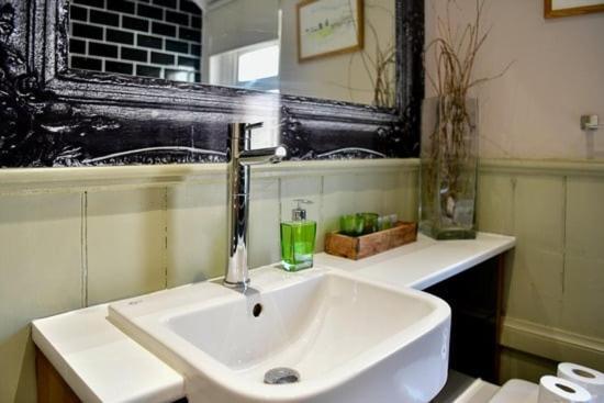 Quirky 4 Bedroom Apartment With Terrace คาร์ดิฟฟ์ ภายนอก รูปภาพ