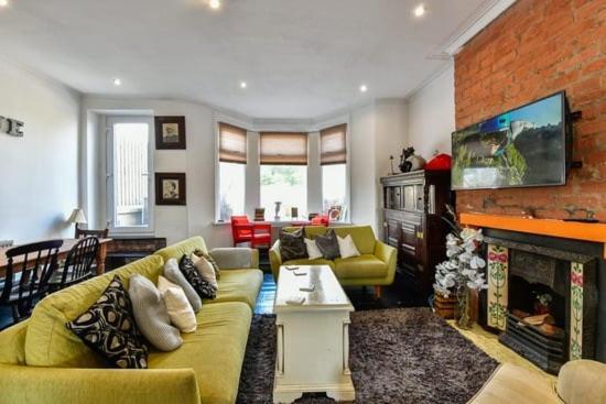 Quirky 4 Bedroom Apartment With Terrace คาร์ดิฟฟ์ ภายนอก รูปภาพ